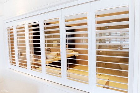 Pros and Cons of Wood Plantation Shutters